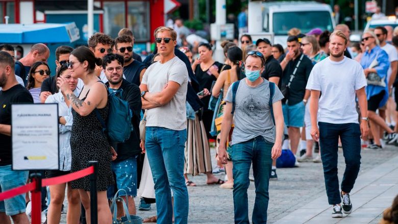 Suedezët po ndryshojnë mendim rreth pandemisë, duan masa më të ashpra kundër COVID-19