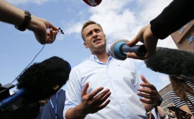 Kundërshtari i Putinit, Navalny u dërgua për shërim në Gjermani