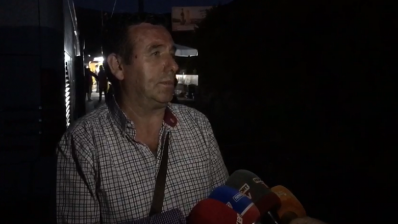 Shqipëri: Radhët në Kapshticë, emigrantët kalojnë natën nëpër autobusë