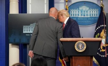 Trump nxirret befasisht nga konferenca e shtypit, pas të shtënave pranë Shtëpisë së Bardhë