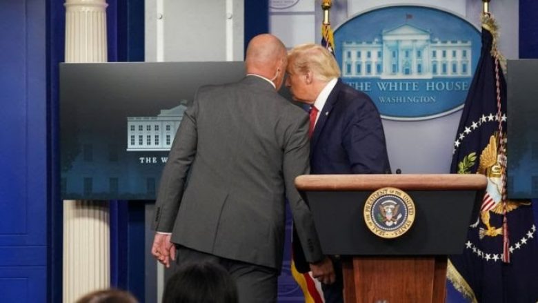 Trump nxirret befasisht nga konferenca e shtypit, pas të shtënave pranë Shtëpisë së Bardhë