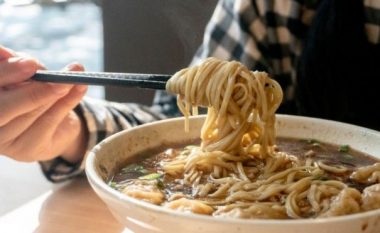 Restoranti në Kinë kërkon falje pasi inkurajoi klientët që të peshoheshin para darkimit