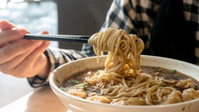 Restoranti në Kinë kërkon falje pasi inkurajoi klientët që të peshoheshin para darkimit