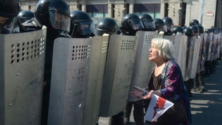 Vazhdojnë protestat në Bjellorusi, raportohet për 135 të arrestuar