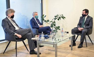 Kurti takim me ambasadorin gjerman, flasin për përkeqësimin e gjendjes me pandeminë në Kosovë dhe prioritetet e LVV-së
