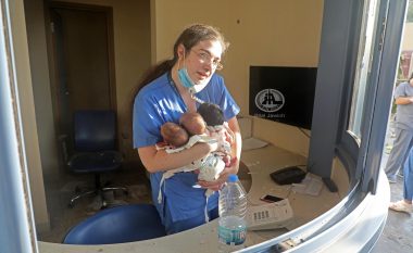 Autori i fotos së infermieres me tre foshnja të porsalindura në krah pas shpërthimit në Bejrut: Asnjëherë nuk kam parë një heroinë të tillë