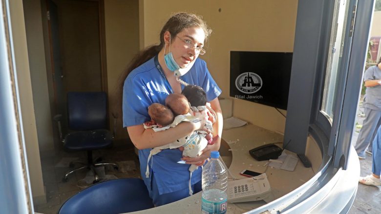 Autori i fotos së infermieres me tre foshnja të porsalindura në krah pas shpërthimit në Bejrut: Asnjëherë nuk kam parë një heroinë të tillë
