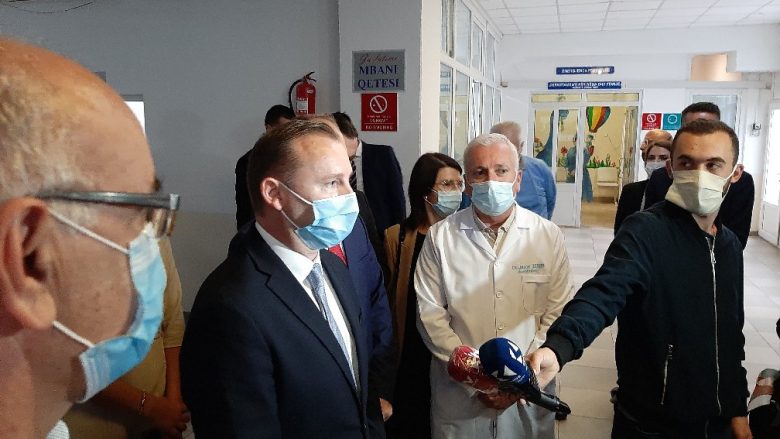 Spitali i Ferizajt pajiset edhe me dy respiratorë dhe një autoambulancë