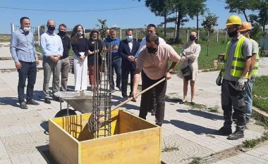 Filloi ndërtimi i sallës sportive në Obiliq dhe aneksi i shkollës në Breznicë