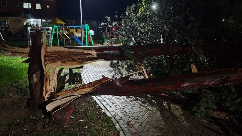 Stuhitë e fuqishme shkaktuan dëme edhe në Kamenicë