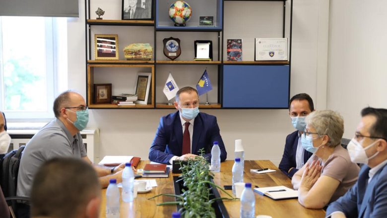 Ministri Zemaj e takon Lul Rakën me ekip, flasin për fillimin e vitit të ri shkollor