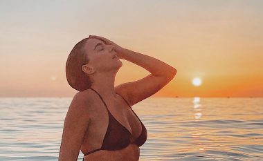 Kejsi Tola duket mahnitëse në bikini, teksa shijon perëndimin e diellit në plazh