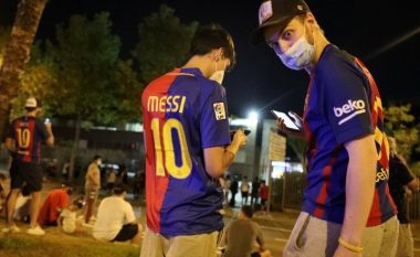 Tifozët e Barcelonës tubohen afër Camp Nou, kërkojnë qëndrimin e Messit
