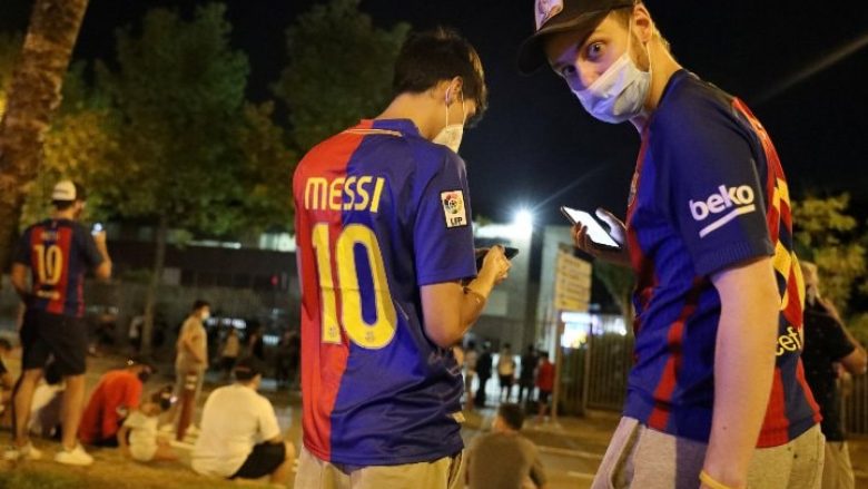 Tifozët e Barcelonës tubohen afër Camp Nou, kërkojnë qëndrimin e Messit