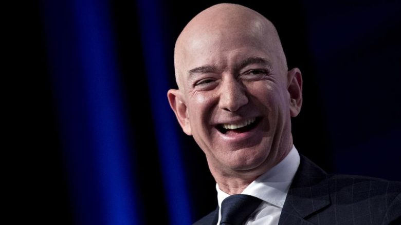 Jeff Bezos tani vlen më shumë se 200 miliardë dollarë