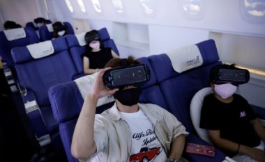 Njerëzit në Japoni janë duke hipur në aeroplanët e rremë për të bërë pushime virtuale nëpër botë
