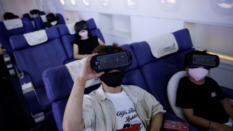 Njerëzit në Japoni janë duke hipur në aeroplanët e rremë për të bërë pushime virtuale nëpër botë