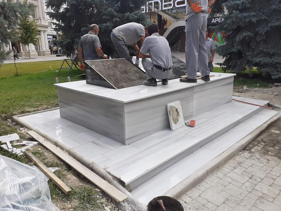Rikthehet pllaka përkujtimore e Nënë Terezës në Shkup