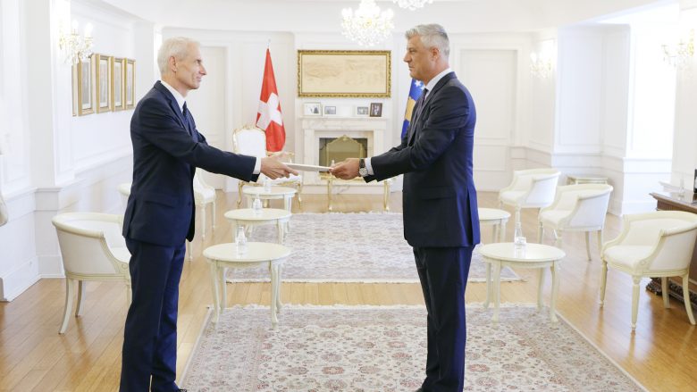 Thaçi pranoi letrat kredenciale nga ambasadori i ri i Zvicrës, Thomas Kolly