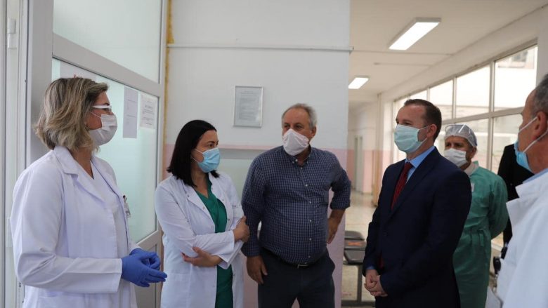 Ministri Zemaj takon kryetarin e Fushë Kosovës, flasin për gjendjen me pandeminë
