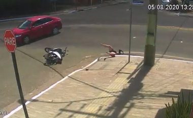 Shoferja e skuterit goditet nga një makinë dhe më pas përfundoi në një puset