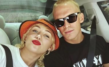 Pas ndarjes, Cody Simpson e konsideron Miley Cyrus si ‘person special’