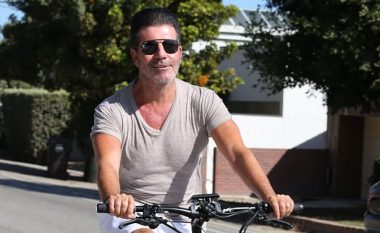 Simon Cowell shihet për herë të parë në ditëlindjen e 61-të, pasi ra nga biçikleta elektrike