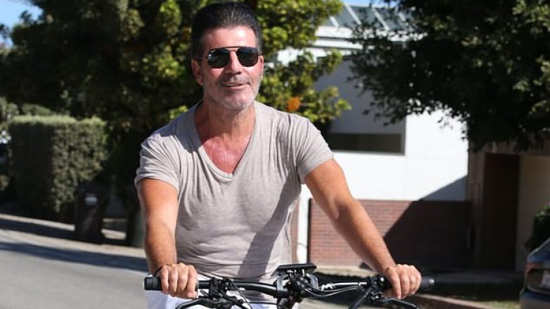 Simon Cowell shihet për herë të parë në ditëlindjen e 61-të, pasi ra nga biçikleta elektrike