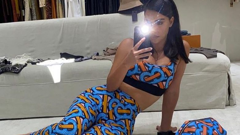 Kim Kardashian ndan një imazh në bikini, derisa akoma përflitet për raportet me Kanye West