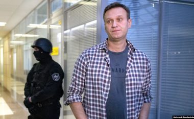 Kritiku i Kremlinit, Aleksei Navalny dyshohet se është helmuar