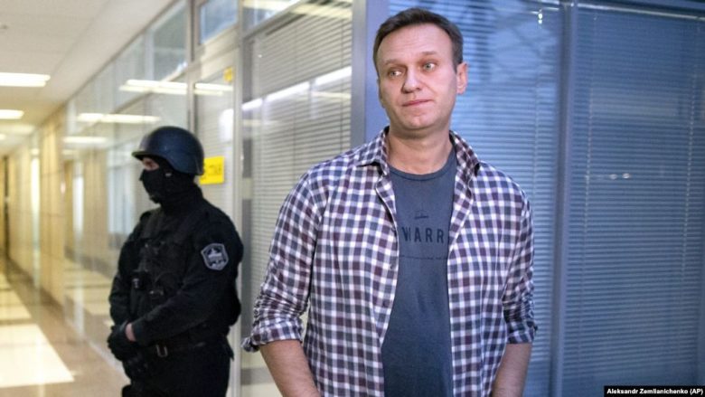 Kritiku i Kremlinit, Aleksei Navalny dyshohet se është helmuar