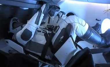 Anija hapësinore SpaceX e Elon Musk shënoi një tjetër arritje historike, kthehen në Tokë dy astronautët e NASA-s
