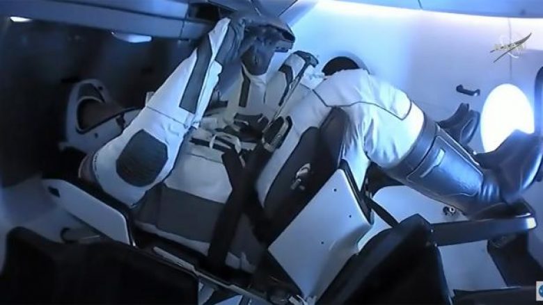 Anija hapësinore SpaceX e Elon Musk shënoi një tjetër arritje historike, kthehen në Tokë dy astronautët e NASA-s