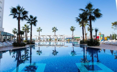 Grand Blue Fafa Resort – resorti në bregdetin shqiptar që është bërë vendi ideal për t’i kaluar pushimet