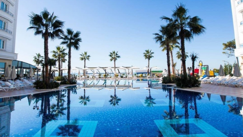 Grand Blue Fafa Resort – resorti në bregdetin shqiptar që është bërë vendi ideal për t’i kaluar pushimet