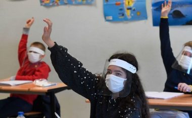 Virologët gjermanë këshillojnë: Nxënësit me maska në fytyrë edhe gjatë orëve mësimore