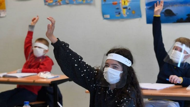 Virologët gjermanë këshillojnë: Nxënësit me maska në fytyrë edhe gjatë orëve mësimore