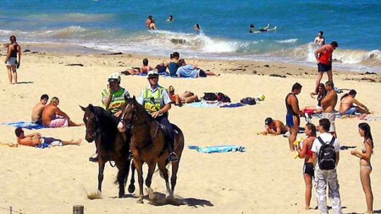 Policia patrullon në plazhet e Sydneyt – pushuesit duhet të mbajnë distancë fizike