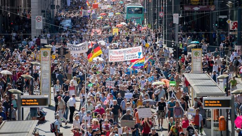 Me moton, “Coronavirusi nuk ekziston” – Mijëra protestues kundër qeverisë gjermane