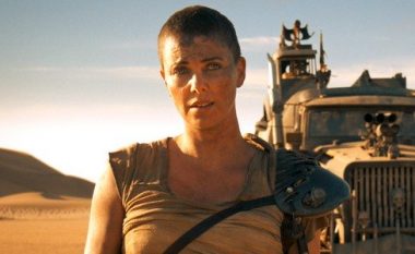 Charlize Theron ndan momentin kur rruajti kokën për “Mad Max: Fury Road”