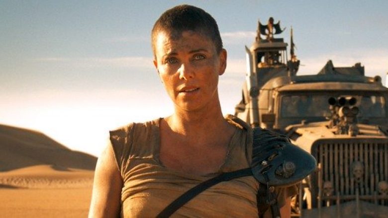 Charlize Theron ndan momentin kur rruajti kokën për “Mad Max: Fury Road”