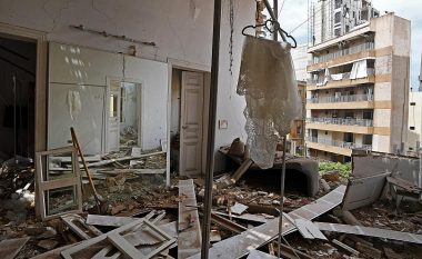 Brenda shtëpive të shkatërruara nga shpërthimi në Bejrut, pronarët e tyre qëndrojnë mes rrënojave të objekteve