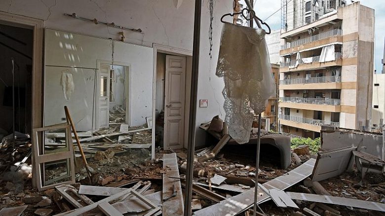 Brenda shtëpive të shkatërruara nga shpërthimi në Bejrut, pronarët e tyre qëndrojnë mes rrënojave të objekteve