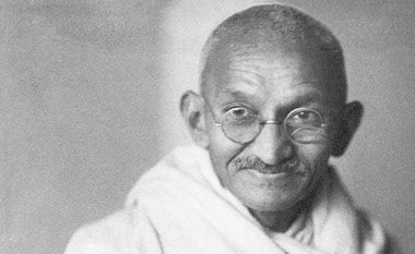 Syzet e Mahatma Gandhit shiten për 280 mijë euro