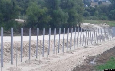Serbia vendos tela me gjemba në kufirin me Maqedoninë e Veriut