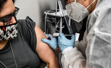 Shkencëtari i OBSH-së: Nuk duhet të jepet lehtësisht autorizimi i shfrytëzimit të një vaksine anti COVID-19