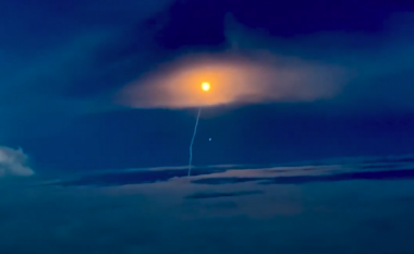 Nga një aeroplan filmohet nisja e raketës Ariane