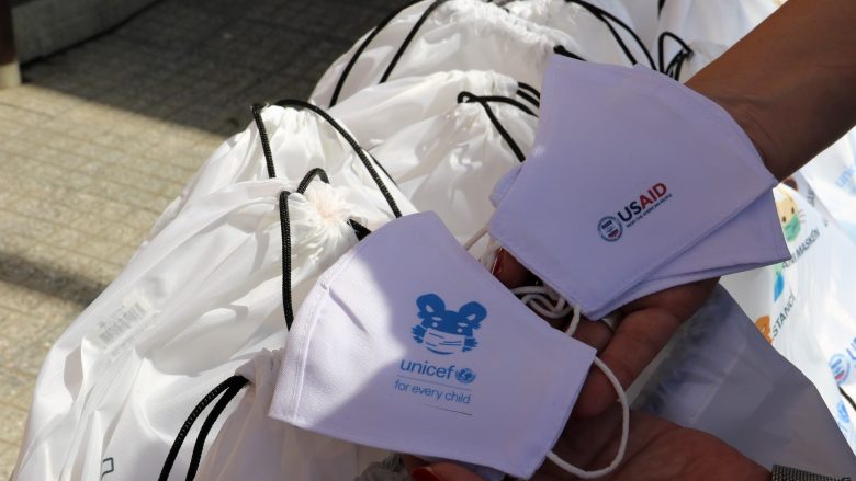 ​UNICEF dhe USAID ndihmojnë shkollat me pajisje mbrojtëse kundër COVID-19