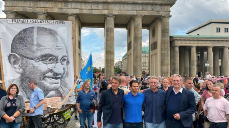 Nipi i John Kennedyt në protestën e Berlinit kundër COVID-19: Bill Gates ka agjendë të fshehur