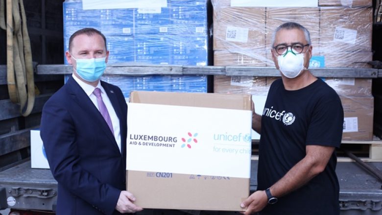 UNICEF-i dhe Qeveria e Luksemburgut ndihmojnë Kosovën me 7.6 tonë pajisje të mbrojtjes personale  